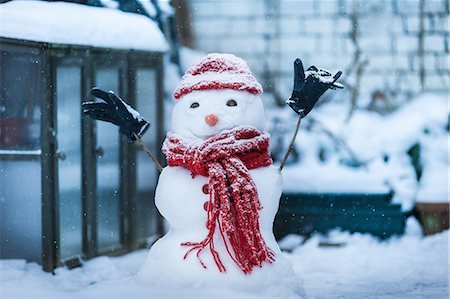 Snowman built on city street Foto de stock - Royalty Free Premium, Número: 649-06716909