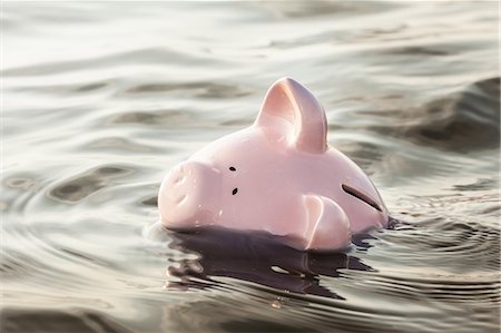 Piggy bank floating in water Foto de stock - Sin royalties Premium, Código: 649-06716900