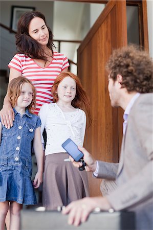 Businessman saying goodbye to family Foto de stock - Sin royalties Premium, Código: 649-06716959