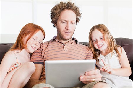 Father and daughters using tablet Photographie de stock - Premium Libres de Droits, Code: 649-06716977