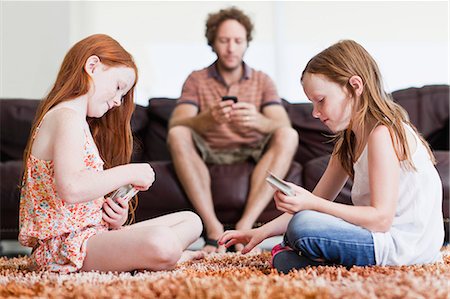 playing cards - Girls playing cards on living room floor Photographie de stock - Premium Libres de Droits, Code: 649-06716978