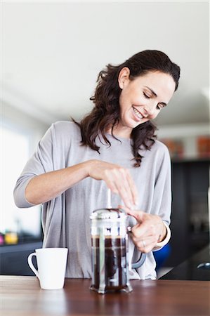 fresco - Woman making french press coffee Photographie de stock - Premium Libres de Droits, Code: 649-06717015