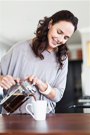 simsearch:649-06113769,k - Woman making french press coffee Foto de stock - Sin royalties Premium, Código: 649-06717016