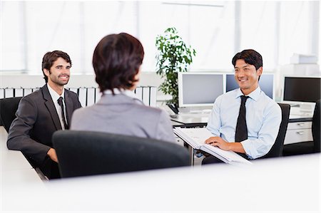 Businessmen talking in office Foto de stock - Sin royalties Premium, Código: 649-06717047