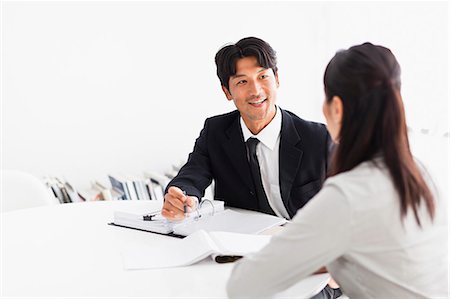 Business people talking at desk Foto de stock - Sin royalties Premium, Código: 649-06717063