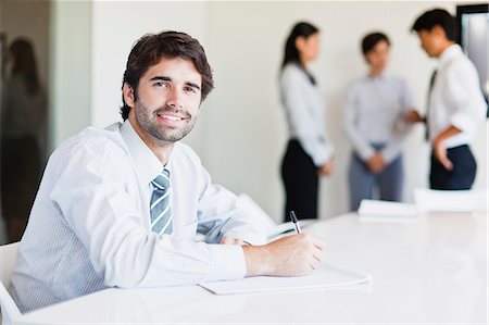 Businessman taking notes in meeting Foto de stock - Sin royalties Premium, Código: 649-06717077