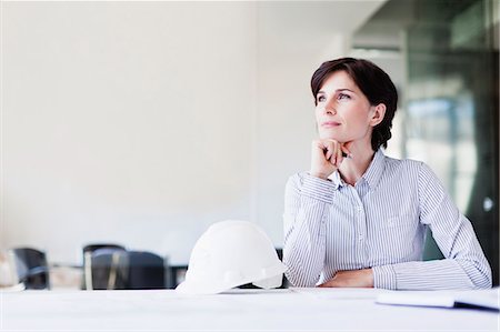 daydreaming (eyes open) - Businesswoman thinking at desk Foto de stock - Sin royalties Premium, Código: 649-06717084