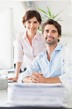 Business people smiling at desk Foto de stock - Sin royalties Premium, Código: 649-06717137