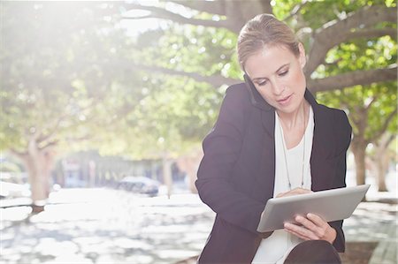 Businesswoman talking on cell phone Foto de stock - Sin royalties Premium, Código: 649-06717151