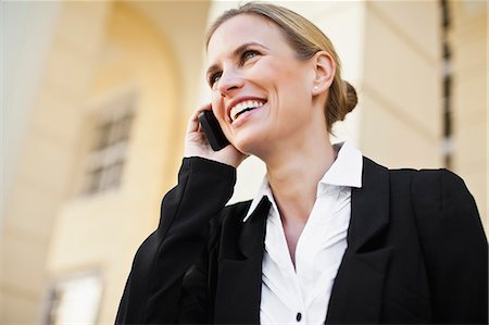 femme d'affaires - Businesswoman talking on cell phone Photographie de stock - Premium Libres de Droits, Code: 649-06717173