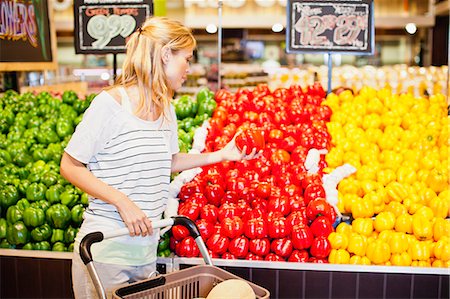 einkaufswagen - Woman shopping in grocery store Stockbilder - Premium RF Lizenzfrei, Bildnummer: 649-06717197