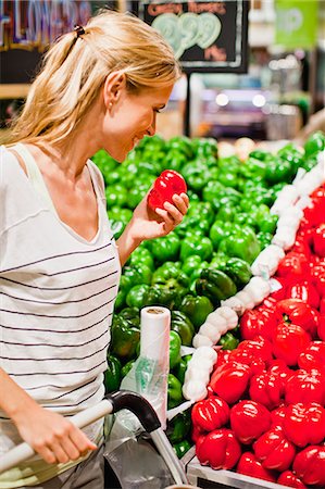 Woman shopping in grocery store Photographie de stock - Premium Libres de Droits, Code: 649-06717199