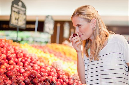 Woman shopping in grocery store Fotografie stock - Premium Royalty-Free, Codice: 649-06717191