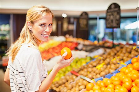 Woman shopping in grocery store Photographie de stock - Premium Libres de Droits, Code: 649-06717193