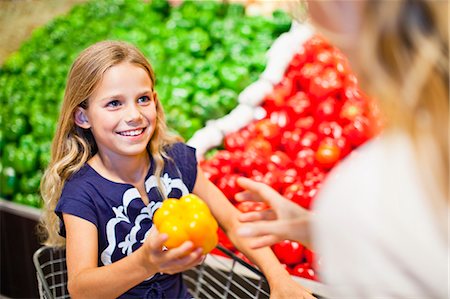 simsearch:6122-08211867,k - Mother and daughter in grocery store Fotografie stock - Premium Royalty-Free, Codice: 649-06717203