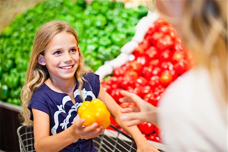 simsearch:649-06717215,k - Mother and daughter in grocery store Stock Photo - Premium Royalty-Free, Code: 649-06717203