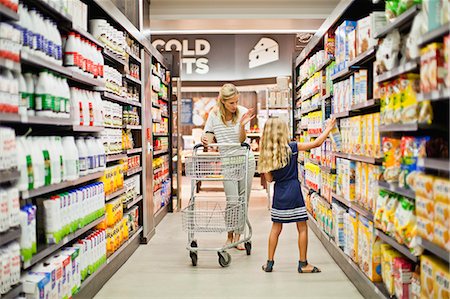 Mother and daughter in grocery store Foto de stock - Sin royalties Premium, Código: 649-06717216