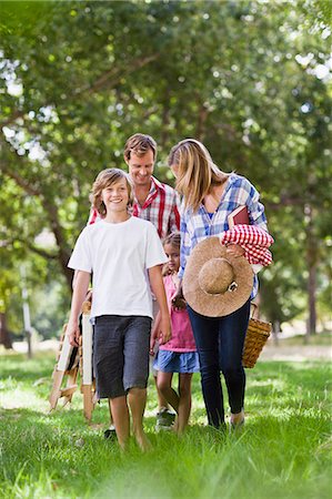 Family with picnic basket in park Stock Photo - Premium Royalty-Free, Code: 649-06717249