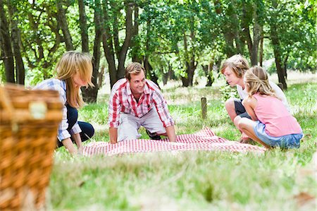 picnic - Family having picnic in park Foto de stock - Sin royalties Premium, Código: 649-06717254