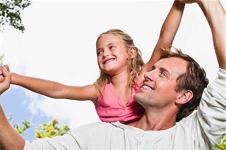 Father carrying daughter in park Photographie de stock - Premium Libres de Droits, Code: 649-06717261