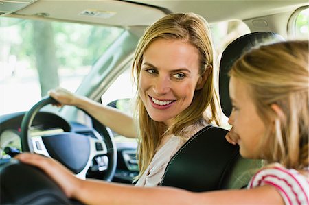 Mother and daughter talking in car Photographie de stock - Premium Libres de Droits, Code: 649-06717285