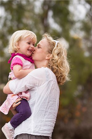 fuerteventura - Mother kissing daughter outdoors Foto de stock - Sin royalties Premium, Código: 649-06717304