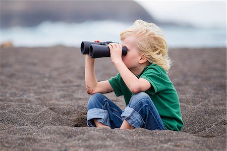 fuerteventura - Boy using binoculars on beach Stock Photo - Premium Royalty-Free, Code: 649-06717319