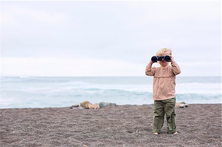 simsearch:649-06717318,k - Toddler girl using binoculars on beach Foto de stock - Royalty Free Premium, Número: 649-06717322