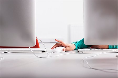 Girl using computer at desk Photographie de stock - Premium Libres de Droits, Code: 649-06717365