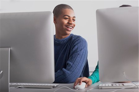 Children using computers at desk Photographie de stock - Premium Libres de Droits, Code: 649-06717367