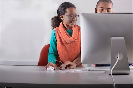 Children using computer together Foto de stock - Sin royalties Premium, Código: 649-06717384