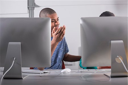 Children using computers at desk Photographie de stock - Premium Libres de Droits, Code: 649-06717383