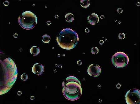 furta-cor - Close up of bubbles on black background Foto de stock - Royalty Free Premium, Número: 649-06717420