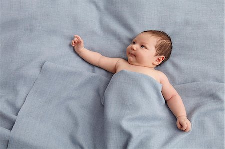 Baby boy laying in bed Foto de stock - Sin royalties Premium, Código: 649-06717449