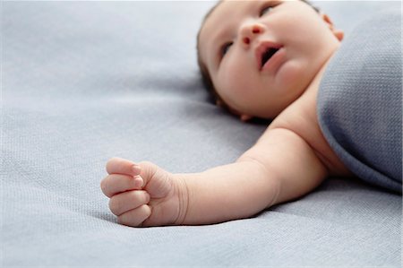 simsearch:649-06717438,k - Baby boy laying in bed Foto de stock - Sin royalties Premium, Código: 649-06717450