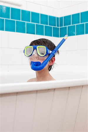 photo wet kids - Boy wearing snorkel mask in bath Stock Photo - Premium Royalty-Free, Code: 649-06717466