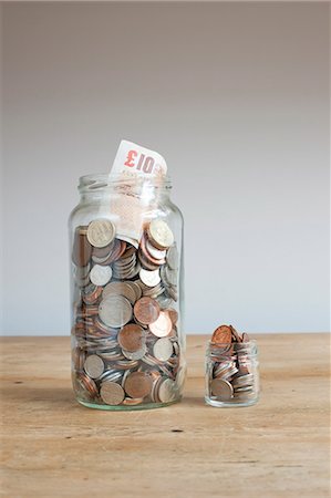 Large and small savings jars on desk Stockbilder - Premium RF Lizenzfrei, Bildnummer: 649-06717472