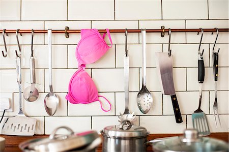 Pink bra hanging in kitchen Stockbilder - Premium RF Lizenzfrei, Bildnummer: 649-06717488