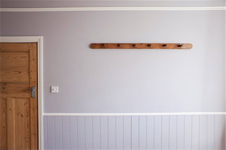 Empty coat rack on wall Stockbilder - Premium RF Lizenzfrei, Bildnummer: 649-06717495