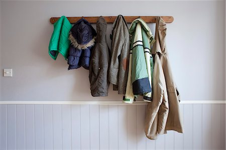 Coats hanging on coat rack Foto de stock - Sin royalties Premium, Código: 649-06717498