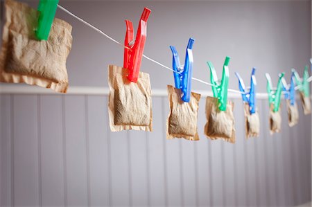 saquinho de chá - Teabags hanging from clothesline Foto de stock - Royalty Free Premium, Número: 649-06717490