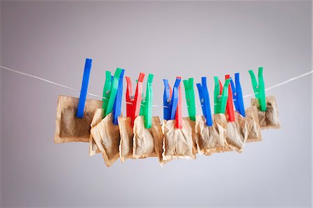 Teabags hanging from clothesline Photographie de stock - Premium Libres de Droits, Code: 649-06717491