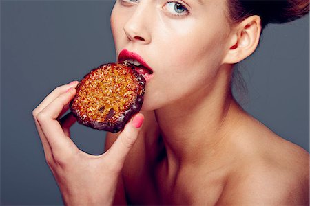 dessert - Woman eating cookie Photographie de stock - Premium Libres de Droits, Code: 649-06717553