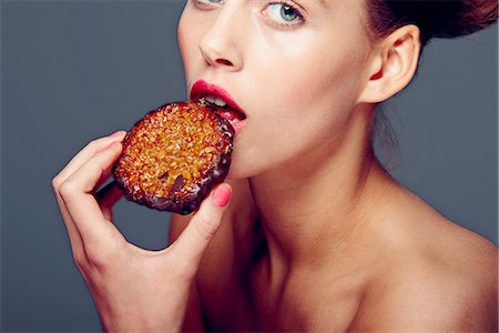 simsearch:649-06040922,k - Woman eating cookie Foto de stock - Sin royalties Premium, Código: 649-06717553