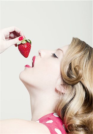 Woman eating strawberry indoors Foto de stock - Sin royalties Premium, Código: 649-06717604
