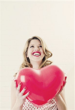 Woman holding heart shaped balloon Foto de stock - Sin royalties Premium, Código: 649-06717611