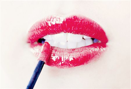 Close up of womans lips with lip gloss Photographie de stock - Premium Libres de Droits, Code: 649-06717620