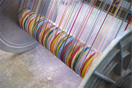 Colorful yarn on loom in textile mill Photographie de stock - Premium Libres de Droits, Code: 649-06717768
