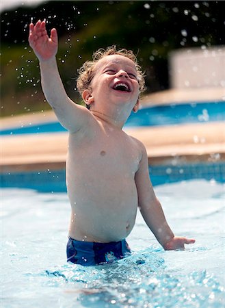 simsearch:6122-08229458,k - Boy splashing in swimming pool Foto de stock - Royalty Free Premium, Número: 649-06717798