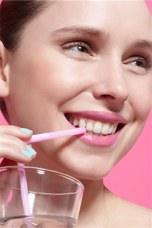 pajilla de beber - Close up of woman drinking with straw Foto de stock - Sin royalties Premium, Código: 649-06717824